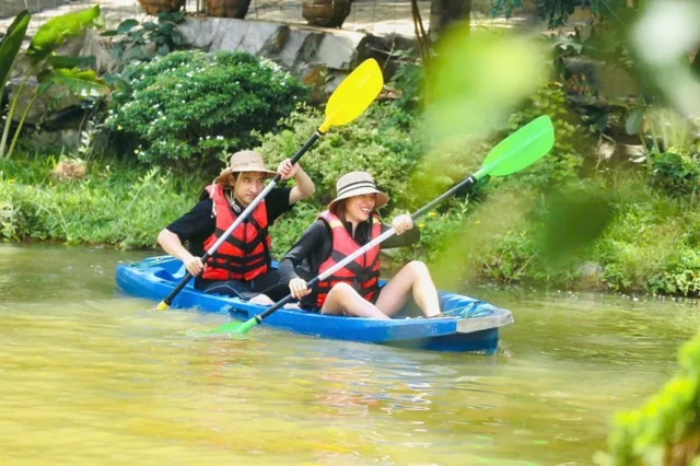 Chèo kayak trên sông