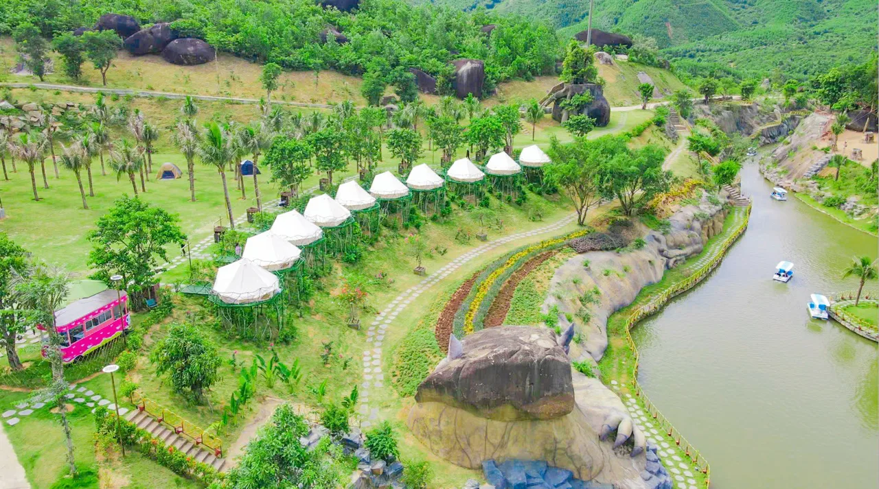 Dãy lều trắng bên bờ sông nhìn từ trên cao