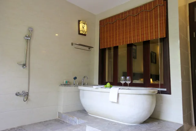 Bồn tắm cạnh cửa sổ có vòi sen