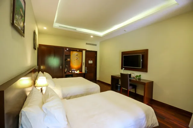 Hai giường, TV và bàn làm việc