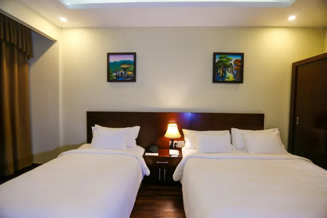 Hai giường ga trắng, đèn ngủ ở giữa