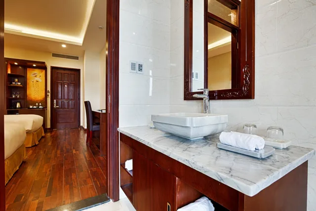 Bồn rửa mặt đá và gương khung gỗ