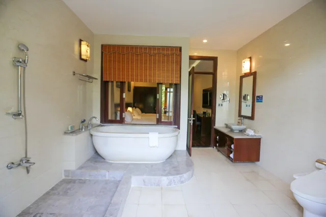 Phòng tắm nhìn sang phòng ngủ