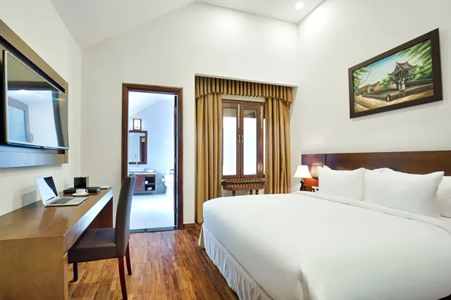 Bàn làm việc, gương và giường đôi