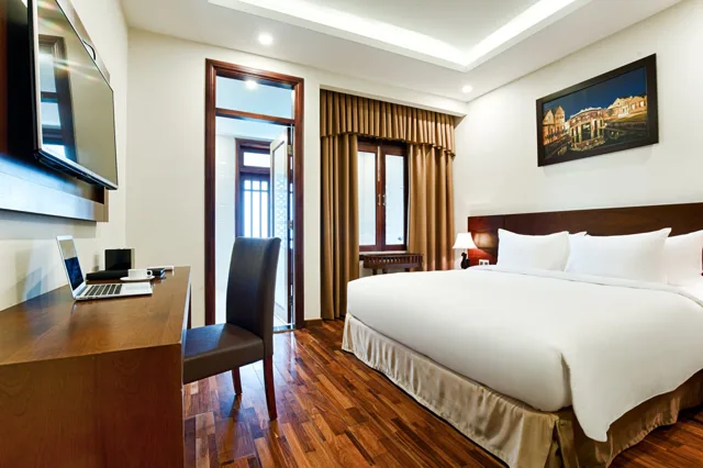 Giường đôi, bàn làm việc và TV treo tường