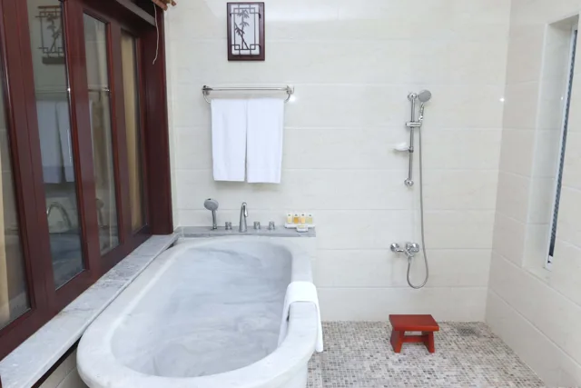 Bồn tắm đá và vòi sen trong phòng tắm