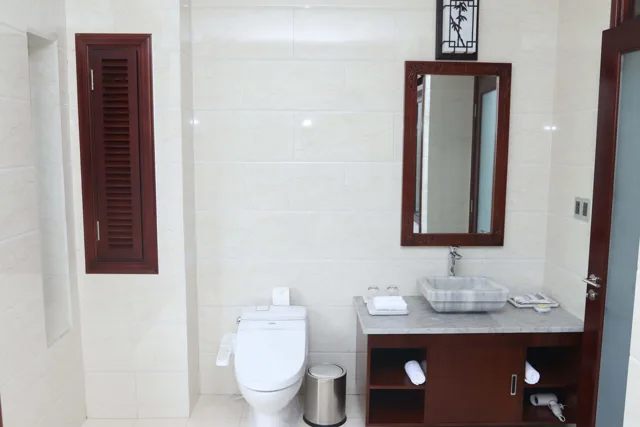 Bồn rửa mặt, gương và bồn cầu