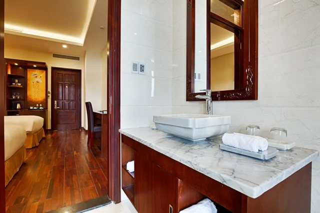 Bồn rửa mặt đá và gương khung gỗ