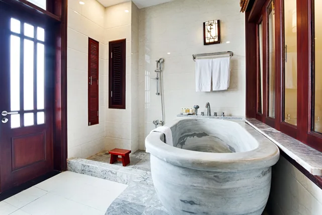 Bồn tắm đá cạnh cửa sổ