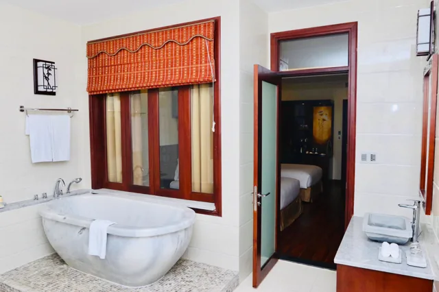 Phòng tắm có bồn tắm, nhìn sang phòng ngủ