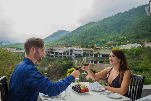 Bữa tối trên ban công nhìn ra núi