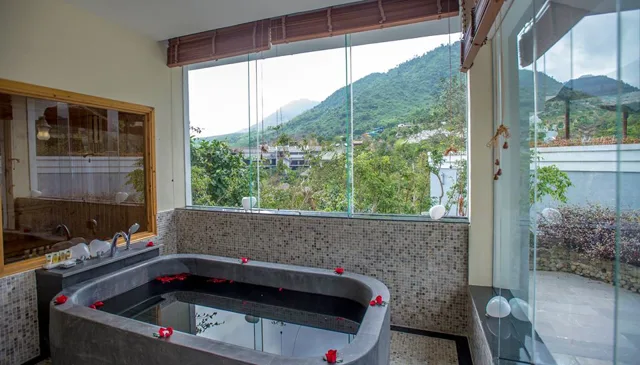 Bồn ngâm cạnh vách kính nhìn ra núi