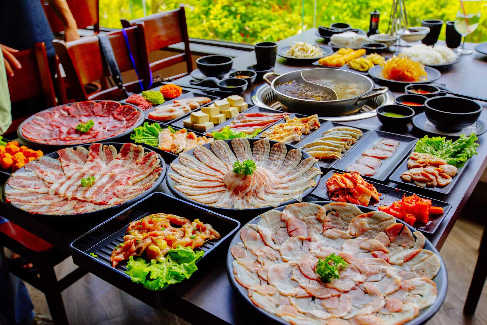 Bàn lẩu và đồ nướng bày sẵn cho cả nhóm
