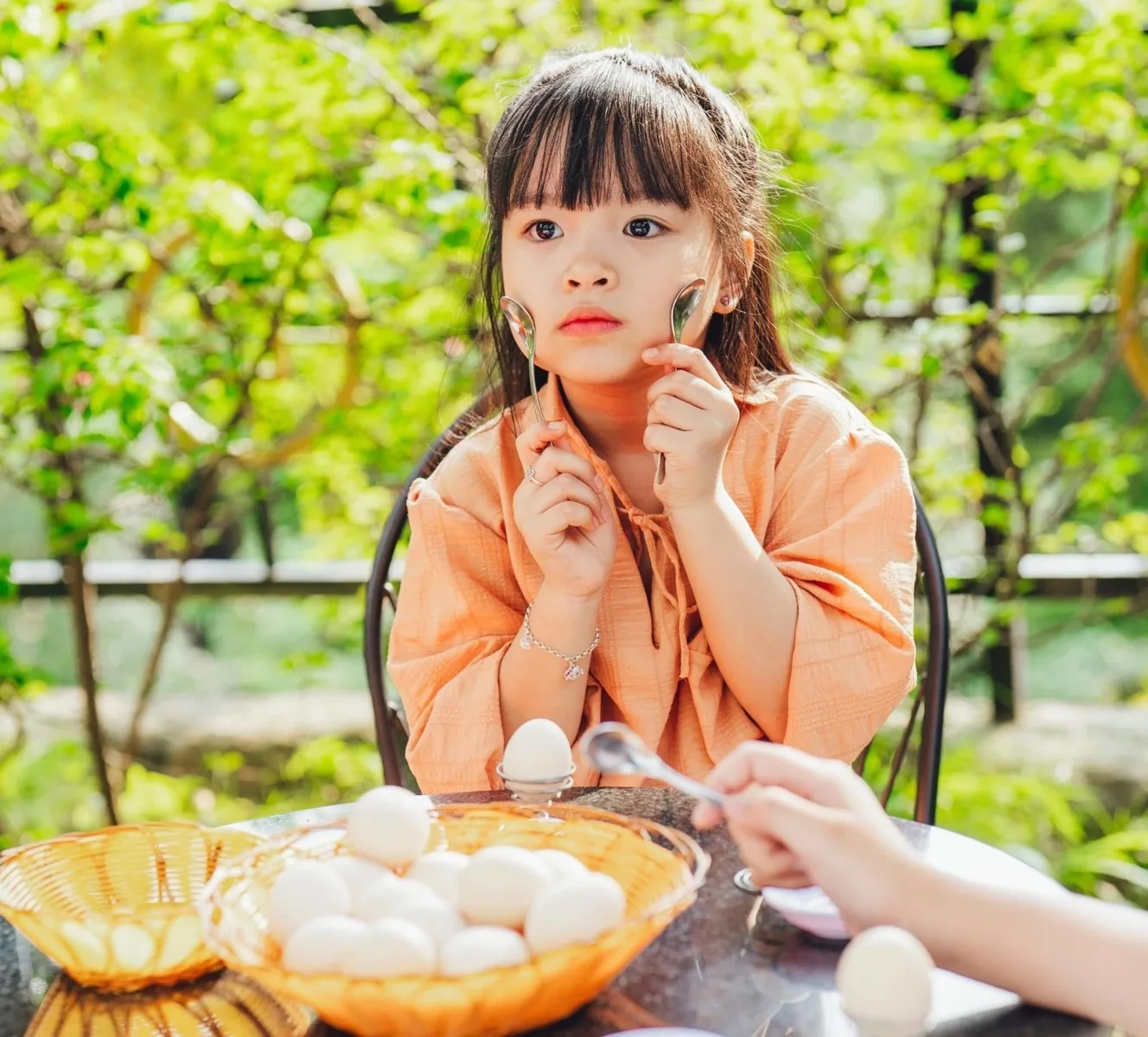 Bé gái thưởng thức Trứng Trường Thọ