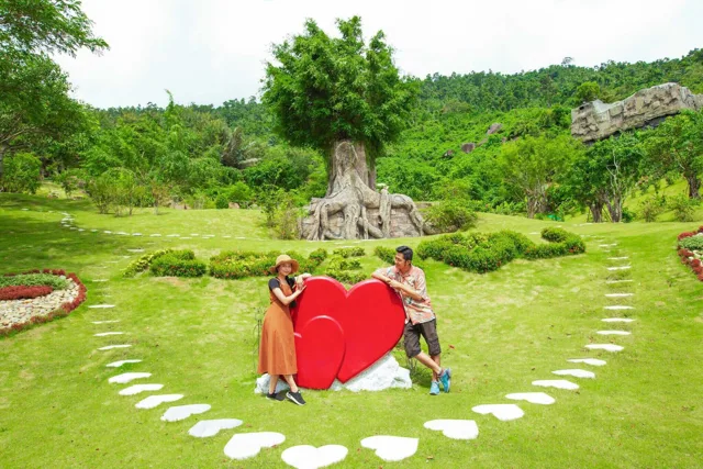 Cặp đôi chụp ảnh bên biểu tượng trái tim ở Khu Rừng Tình Yêu