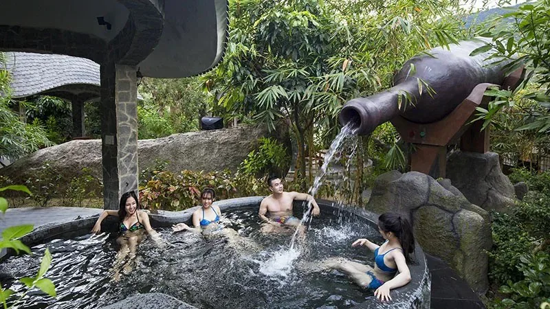 Bồn đá tắm khoáng nóng có vòi nước đổ từ chum lớn