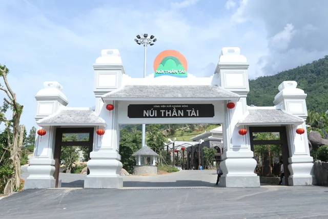 Cổng chào Núi Thần Tài với dãy núi phía sau