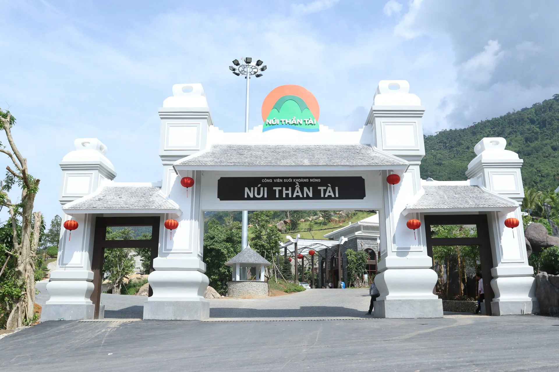 Cổng chào Núi Thần Tài với dãy núi phía sau