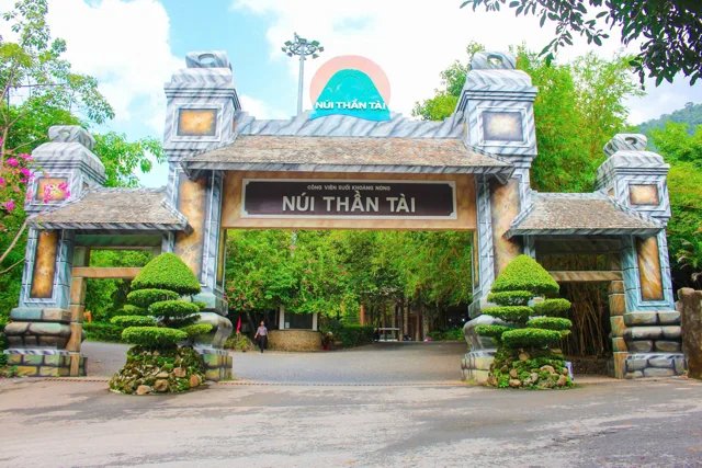 Cổng đá Công viên suối khoáng nóng Núi Thần Tài