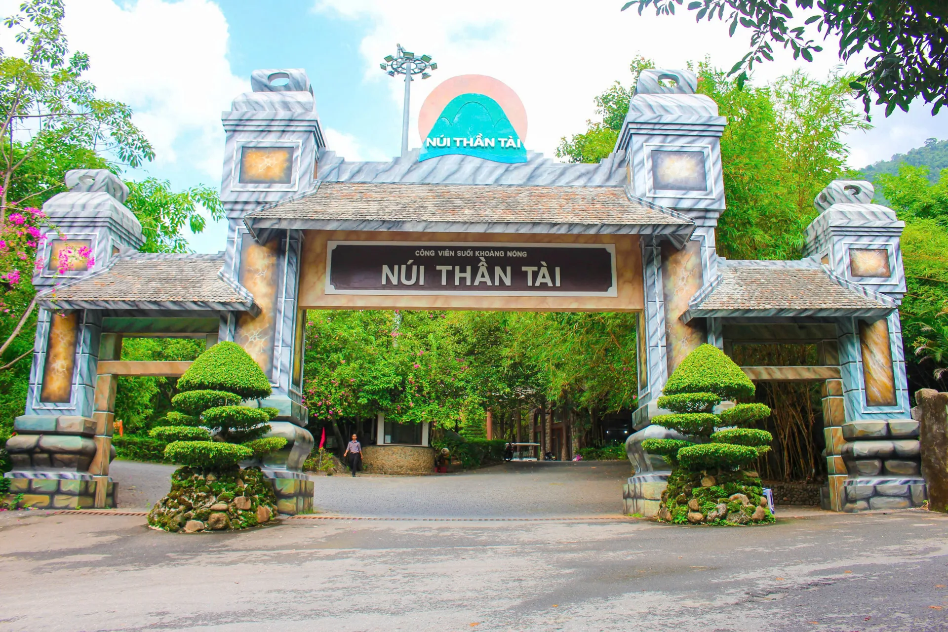 Cổng đá Công viên suối khoáng nóng Núi Thần Tài