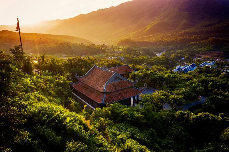 Đền Thần Tài giữa rừng trong nắng chiều