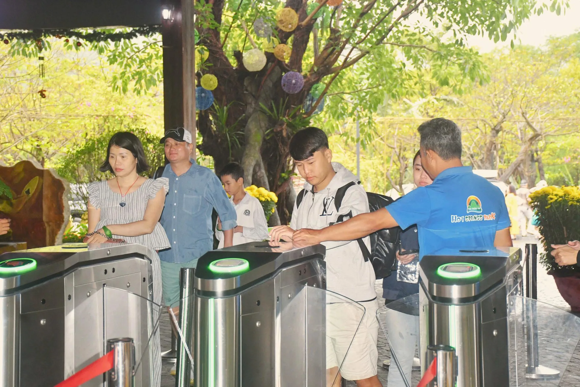 Du khách qua cổng soát vé điện tử ở lối vào