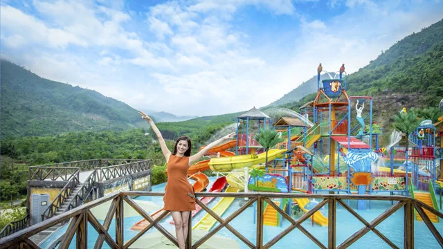Du khách trên cầu ngắm công viên nước giữa thung lũng