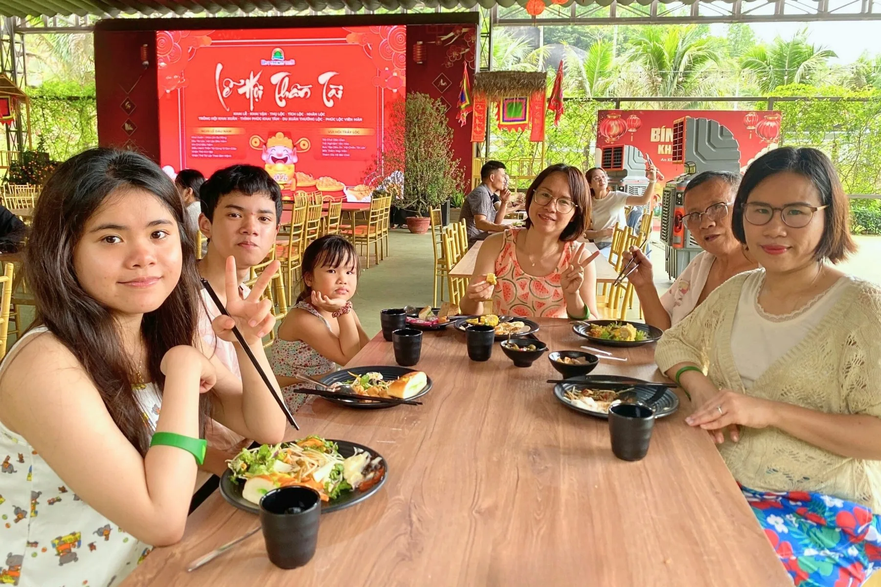 Gia đình dùng bữa trong nhà hàng của khu