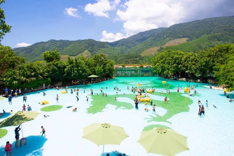 Hồ tạo sóng ở công viên nước giữa thung lũng