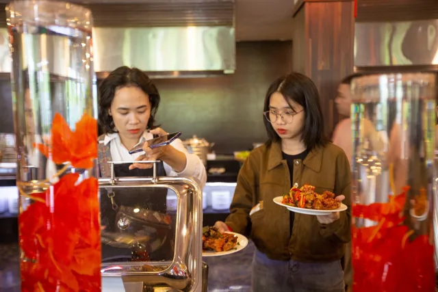 Khách chọn món ở quầy buffet trong nhà hàng của khu