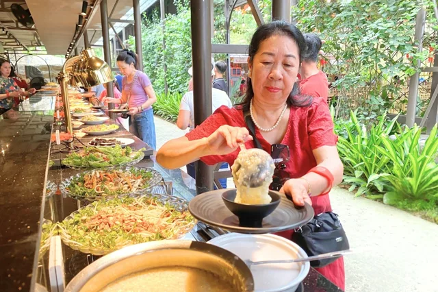 Khách chọn món tại quầy buffet trong khu