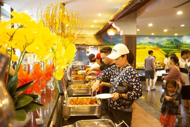 Khách lấy món buffet ở nhà hàng Rồng Đỏ