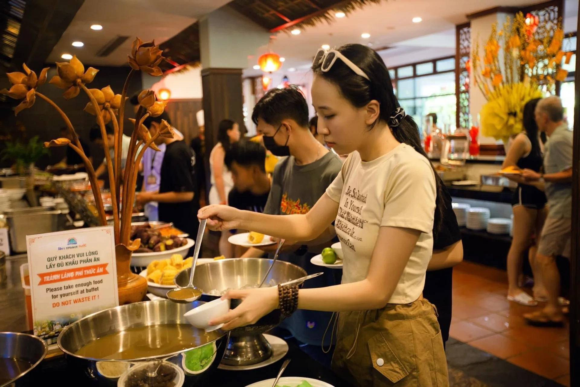 Khách lấy món ở quầy buffet trưa trong khu