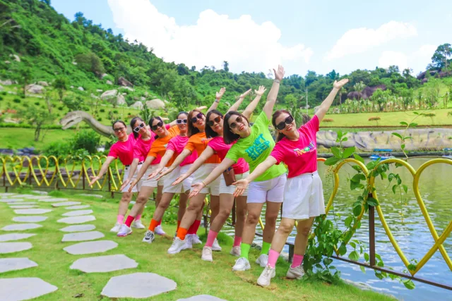 Nhóm bạn tạo dáng trên lối đi đá cạnh Dòng Sông Tình Yêu