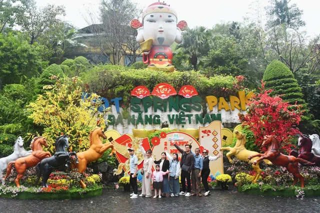 Nhóm khách chụp ảnh ở tiểu cảnh Hot Springs Park
