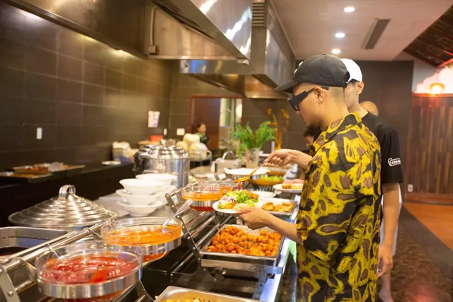 Quầy buffet món nóng ở nhà hàng Rồng Đỏ