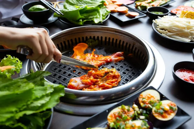 Thịt nướng BBQ trên bếp tại bàn