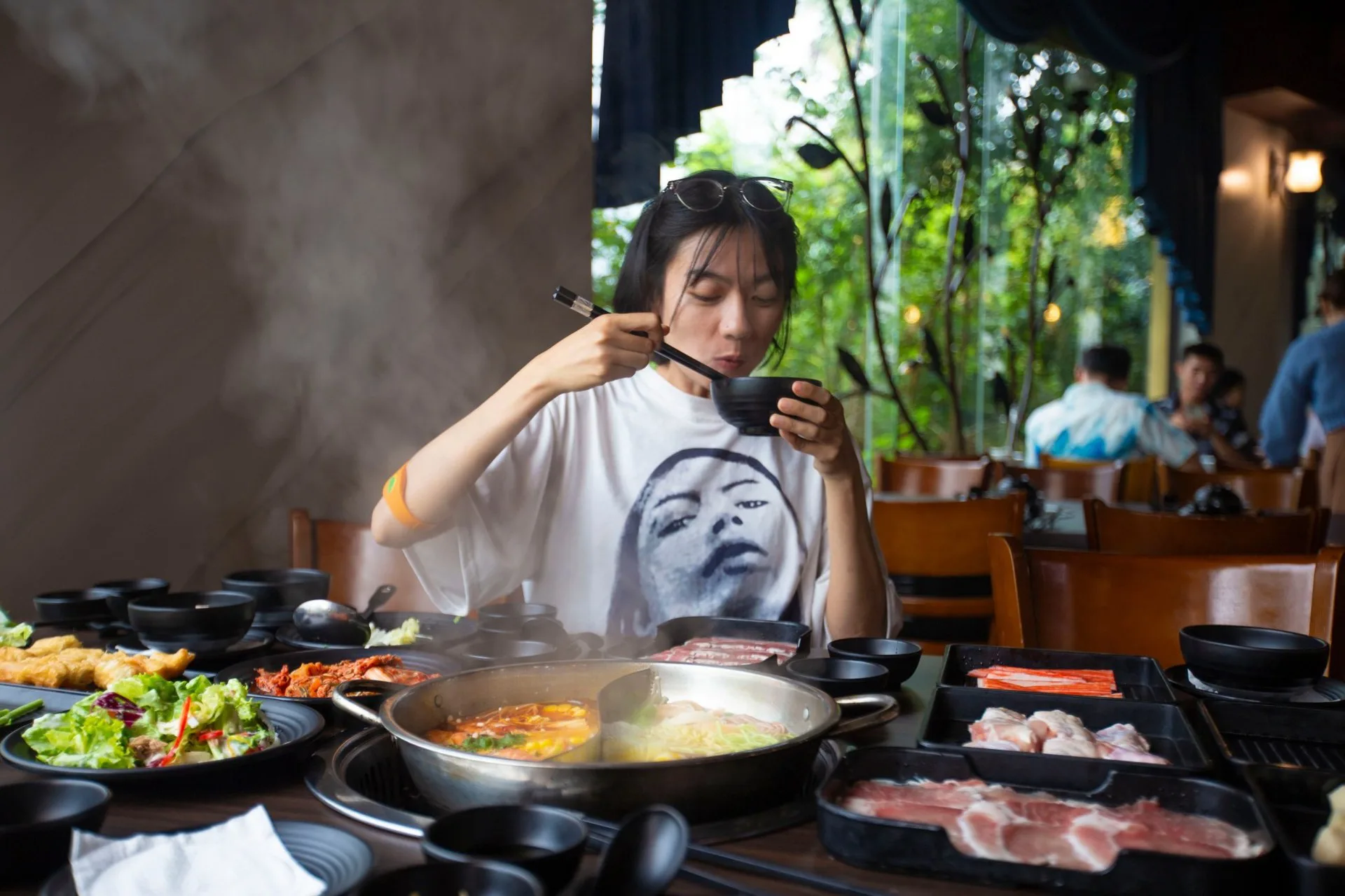 Thưởng thức lẩu tại nhà hàng trong khu